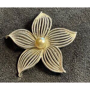 Sarah Coventry Silver Tone Flower Brooch Pin With Faux Pearl‎ Center